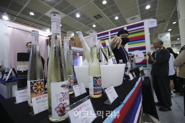 30일 오전 서울 강남구 코엑스에서 열린 2022 서울국제주류&와인박람회에서 참관객들이 다양한 주류들을 살펴보고 있다.사진=박재성 기자