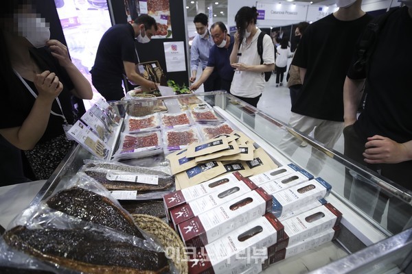 30일 오전 서울 강남구 코엑스에서 열린 2022 서울국제주류&와인박람회에서 다양한 케이터링 음식들을 선보이고 있다.사진=박재성 기자