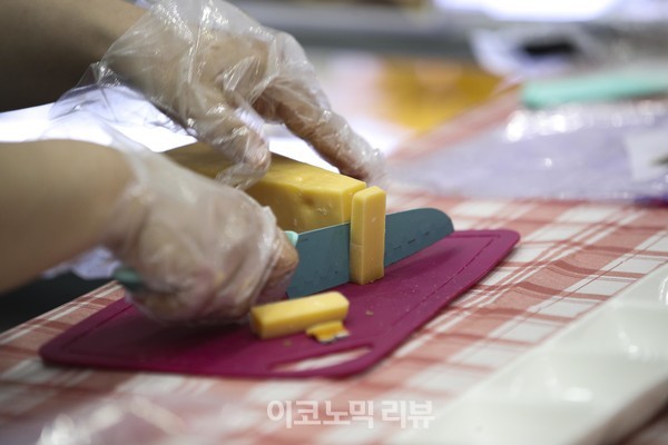 30일 오전 서울 강남구 코엑스에서 열린 2022 서울국제주류&와인박람회에서 치즈를선보이고 있다.사진=박재성 기자