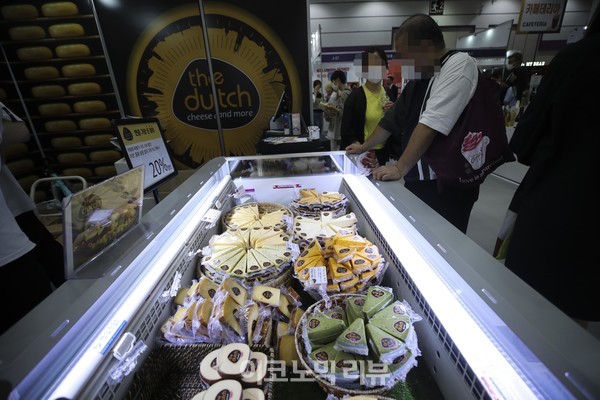 30일 오전 서울 강남구 코엑스에서 열린 2022 서울국제주류&와인박람회에서 치즈를선보이고 있다.사진=박재성 기자