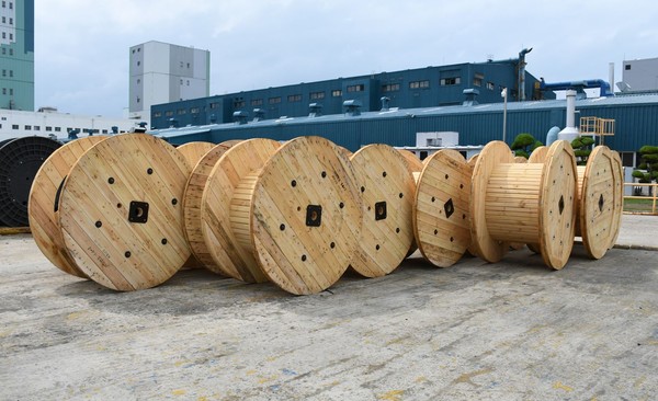 출하를 앞둔 LS전선의 자회사 지앤피우드의 목재 케이블 드럼. 출처= LS전선
