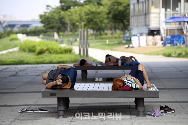 전국 대부분 지역에 폭염특보가 내려진 4일 오후 시민들이 서울 여의도 한강 수영장 인근 평상에서 더위를 피해 누워있다. 사진=박재성 기자