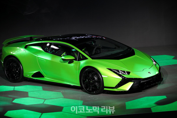7일 서울 강남구 SJ쿤스트할레에서 열린 람보르기니 우라칸 테크니카 론칭 행사에서 차량을 공개하고 있다.사진=박재성 기자