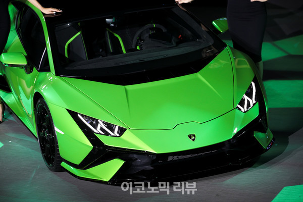 7일 서울 강남구 SJ쿤스트할레에서 열린 람보르기니 우라칸 테크니카 론칭 행사에서 차량을 공개하고 있다.사진=박재성 기자