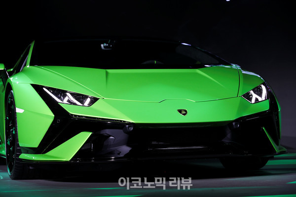 7일 서울 강남구 SJ쿤스트할레에서 열린 람보르기니 우라칸 테크니카 론칭 행사에서 차량을 공개하고 있다.사진=박재성 기자