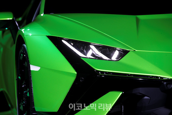 7일 서울 강남구 SJ쿤스트할레에서 열린 람보르기니 우라칸 테크니카 론칭 행사에서 차량을 공개하고 있다.사진=박재성 기자