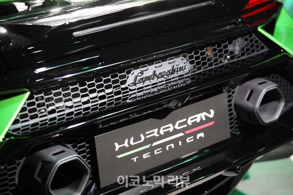 7일 서울 강남구 SJ쿤스트할레에서 열린 람보르기니 우라칸 테크니카 론칭 행사에서 차량을 공개하고 있다.사진=박재성 기자