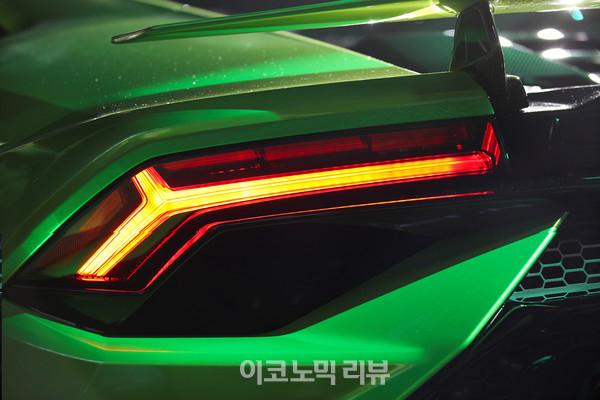 7일 서울 강남구 SJ쿤스트할레에서 열린 람보르기니 우라칸 테크니카 론칭 행사에서 차량을 공개하고 있다.사진=박재성 기자