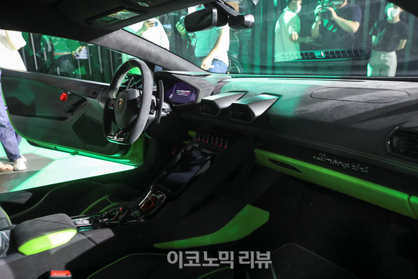7일 서울 강남구 SJ쿤스트할레에서 열린 람보르기니 우라칸 테크니카 론칭 행사에서 차량을 공개하고 있다.사진=박재성 기자