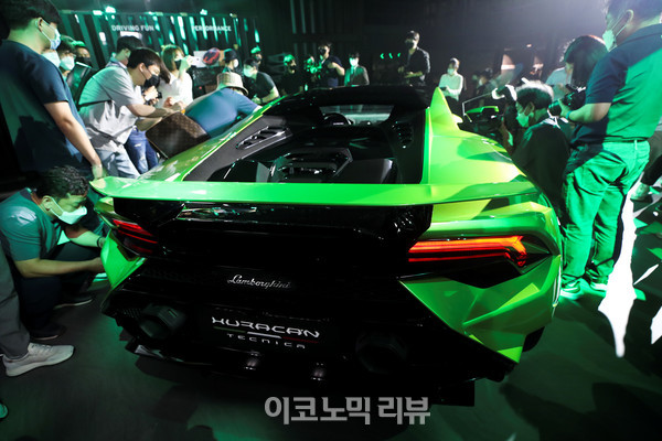 7일 서울 강남구 SJ쿤스트할레에서 열린 람보르기니 우라칸 테크니카 론칭 행사에서 차량을 공개하고 있다.사진=박재성 기자