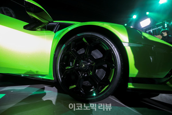 7일 서울 강남구 SJ쿤스트할레에서 열린 람보르기니 우라칸 테크니카 론칭 행사에서 차량을 공개하고 있다.사진=박재성 기자