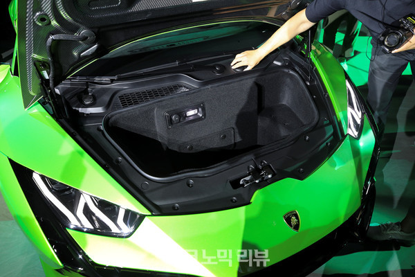 7일 서울 강남구 SJ쿤스트할레에서 열린 람보르기니 우라칸 테크니카 론칭 행사에서 차량을 공개하고 있다.사진=박재성 기자