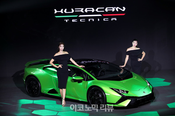 7일 서울 강남구 SJ쿤스트할레에서 열린 람보르기니 우라칸 테크니카 론칭 행사에서 차량을 공개하고 있다.사진=박재성 기자