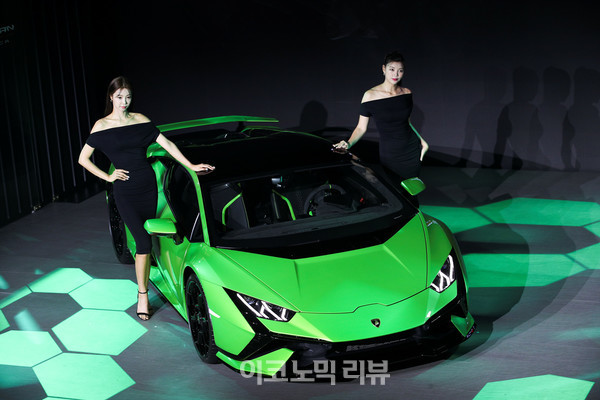 7일 서울 강남구 SJ쿤스트할레에서 열린 람보르기니 우라칸 테크니카 론칭 행사에서 차량을 공개하고 있다.사진=박재성 기자