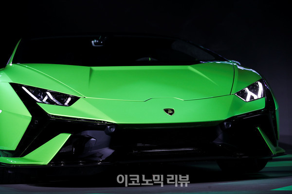 7일 서울 강남구 SJ쿤스트할레에서 열린 람보르기니 우라칸 테크니카 론칭 행사에서 차량을 공개하고 있다.사진=박재성 기자
