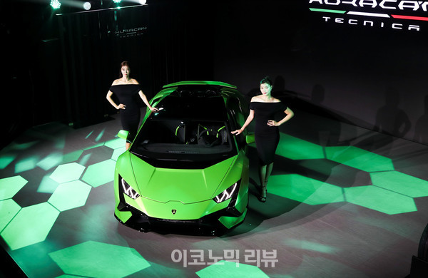 7일 서울 강남구 SJ쿤스트할레에서 열린 람보르기니 우라칸 테크니카 론칭 행사에서 차량을 공개하고 있다.사진=박재성 기자