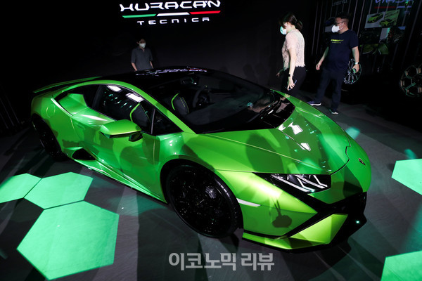 7일 서울 강남구 SJ쿤스트할레에서 열린 람보르기니 우라칸 테크니카 론칭 행사에서 차량을 공개하고 있다.사진=박재성 기자