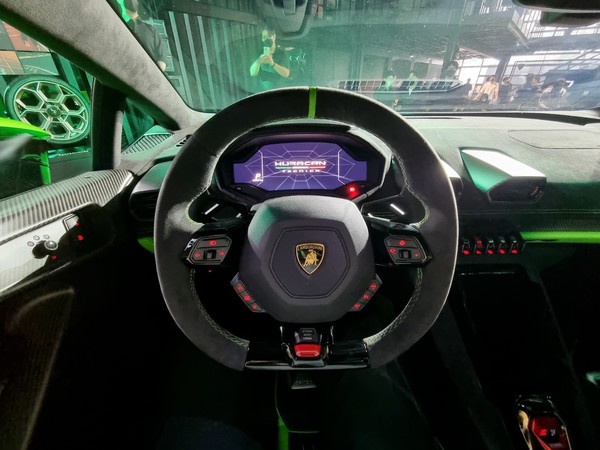 우라칸 테크니카의 운전석. 사진= 최동훈 기자