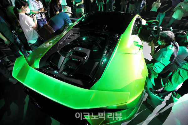 우라칸 테크니카의 엔진룸을 내려다본 모습. 사진=박재성 기자