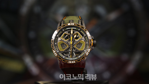 지난 7일 서울강남구 SJ쿤스트할레에서 열린 람보르기니 우라칸 테크니카 공개행사에서 로저드 뷔가 람보르기니와 콜라보 한'엑스칼리버 스파이더 우라칸 모노밸런시어' 시계를 선보였다.사진=박재성 기자