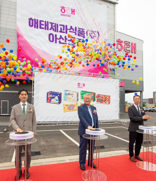 사진 왼쪽부터 신정훈 해태제과 대표이사, 윤영달 크라운해태제과 회장, 윤석빈 크라운해태홀딩스 대표이사. 출처=해태제과