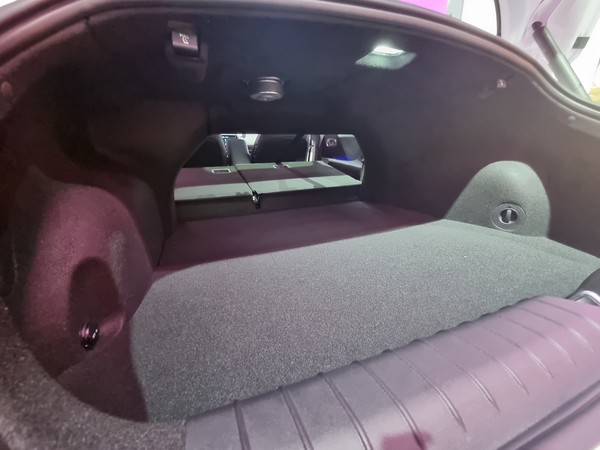 아이오닉 6의 2열 시트를 앞으로 접은 뒤 확보한 적재공간 전경. 사진= 최동훈 기자