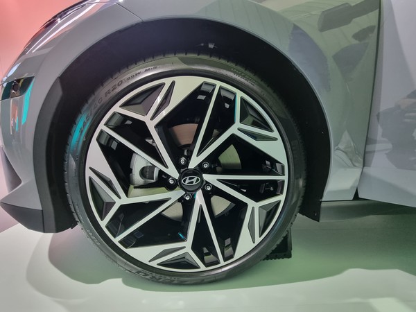 아이오닉 6의 전륜에 장착된 피렐리 피제로 20인치 휠. 사진= 최동훈 기자