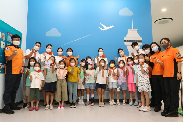 제주항공이 14일 제주안전체험관과 항공안전교육을 정기 실시하기 위한 MOU를 체결했다. 사진은 제주항공 객실승무원들이 어린이 참가자들을 대상으로 교육을 진행한 뒤 기념촬영한 모습. 출처=제주항공