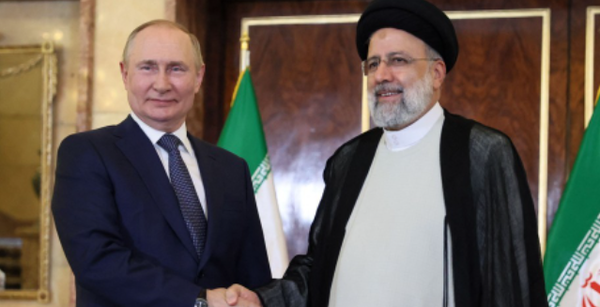 세예드 에브라힘 라이시 대통령과 만나고 있는 푸틴 러시아 대통령. 출처=연합뉴스