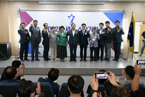 '세종 스타기업'에 선정된 기업 관계자들이 기념촬영을 하고 있다.출처=세종시.