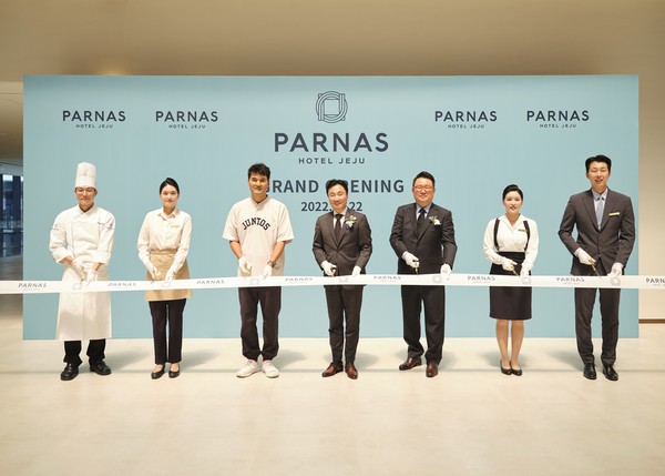 22일 '파르나스 호텔 제주' 개관식에서 박찬호 전 야구선수(왼쪽 세번째)와 여인창 파르나스호텔 대표이사(왼쪽 네번째), 김호경 파르나스 호텔 제주 총지배인(왼쪽 다섯번째)이 직원들과 함께 기념촬영을 하고 있다. 사진=파르나스호텔