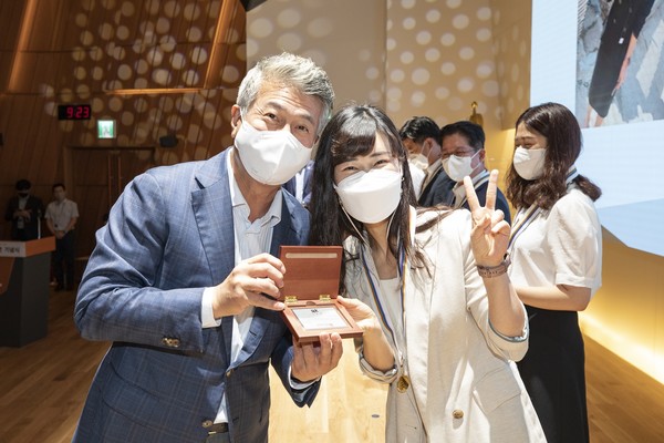 장세욱 부회장(왼쪽)이 지난달 6일 서울 중구 페럼타워에서 동국제강 68주년 창립기념식을 열고 장기근속자에게 상패를 전달하는 모습. 출처= 동국제강