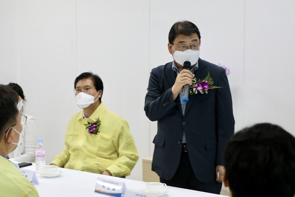 소상공인시장진흥공단 이천센터 개소식에서 빅성효 소진공 이사장(오른쪽 첫번째)이 인사말을 하고 있다.출처=소진공.