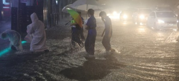8일 내린 폭우로 길이 침수됐다. 출처=연합뉴스