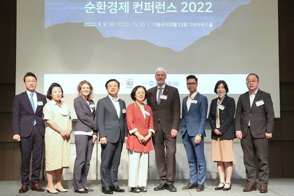 우리금융그룹은 지난 9일 서울시 중구 소재 더 플라자 호텔에서 WWF(세계자연기금)과 공동으로 ‘순환경제 컨퍼런스 2022’ 를 개최하고 기념사진을 촬영하고 있다. 왼쪽부터 김성우 김앤장 환경에너지연구소장, 박은진 CJ제일제당 부장, 아냐 송(Dr. Anja Song) BASF 상무, 박종일 우리금융그룹 부사장, 홍윤희 세계자연기금 한국본부 사무총장, 프랭크 리즈버만(Frank Rijsberman) 글로벌녹색성장기구 사무총장, 후이 호 후(Huy Ho Huu) 세계자연기금 글로벌 자문, 조지혜 한국환경연구원 자원순환연구실장, 김재영 우리금융그룹 ESG경영부장. 출처=우리금융그룹