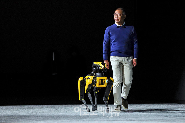 현대차그룹 정의선 회장이 ‘CES 2022’ 개막을 하루 앞둔 지난 1월4일(현지시간) 로보틱스 비전 발표를 위해 로봇개 ‘스팟’과 함께 무대위를 걷고 있다. 사진=현대자동차