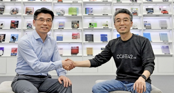 송호성 기아 사장(왼쪽)과 송창현 포티투닷 대표가 지난 2020년 11월 만난 모습. 출처=기아