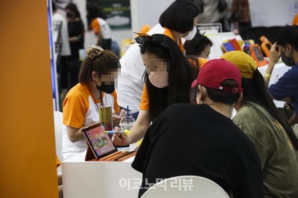 12일 오후 킨텍스에서 열린‘미베 베이비엑스포 &유아교육박람회’에서 시민들이 아이들 교육 상담을 받고 있다. 사진=박재성 기자