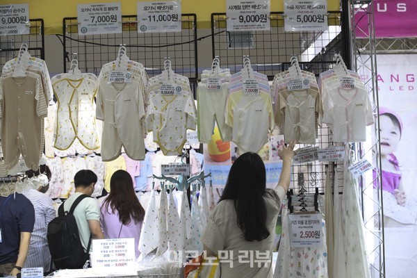 12일 오후 킨텍스에서 열린‘미베 베이비엑스포&유아교육박람회’에서 시민들이 아기들 물품을 구경하고 있다. 사진=박재성 기자