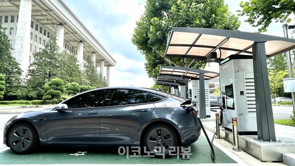서울 여의도 국회 내 전기차 급속충전기를 쓰고 있는 테슬라 모델 3 (사진=조재환 기자)
