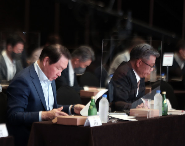 최태원 SK그룹 회장(사진 왼쪽)이 22일 서울 광장동 그랜드워커힐에서 열린 제 6회 ‘이천포럼’에 참석해 연사들의 강연을 듣고 있다. 출처= SK