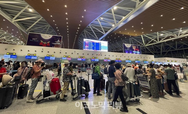 19일(현지시각)다낭 국제공항이 한국 관광객 출국길로 붐비고 있다.사진=박재성 기자