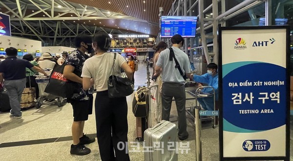 19일(현지시각)다낭 국제공항이 한국 관광객 출국길로 붐비고 있다.사진=박재성 기자