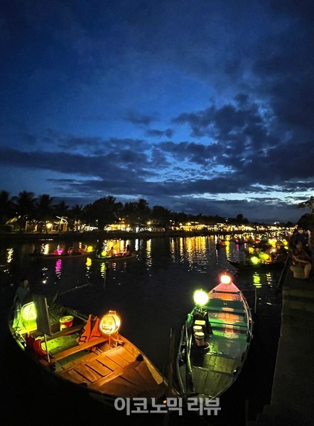 15일 오후 베트남 호이안 강변에서 관광객들이 보트 등불 체험을 하고 있다 사진=박재성 기자