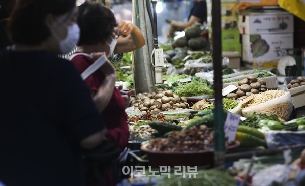 추석을 앞둔 가운데 23일 오후 서울 동대문구 경동시장에서 시민들이 물품을 구입하고 있다. 사진=박재성 기자