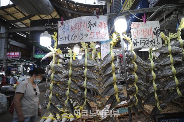 추석을 앞둔 가운데 23일 오후 서울 동대문구 경동시장에서 시민들이 물품을 구입하고 있다. 사진=박재성 기자