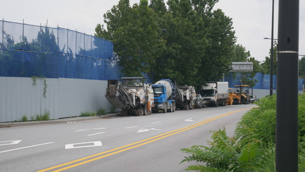 공장 철거 현장 옆에 늘어서 있는 차량들. 사진=최진홍 기자