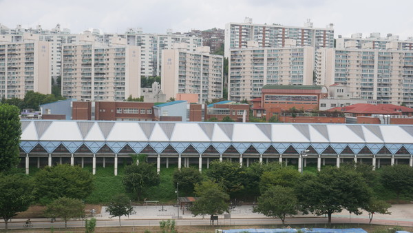 공장 인근 아파트 및 학교. 사진=최진홍 기자