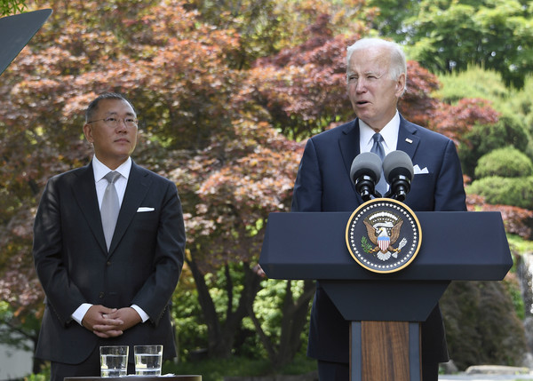 지난 5월 22일 정의선 현대차그룹 회장(왼쪽)과 조 바이든 미 대통령이 서울 그랜드하얏트서울 호텔에서 환담한 뒤 간담회를 가진 모습. 출처=현대자동차그룹