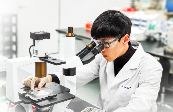 알테오젠 연구진이 연구를 하고 있다. 출처=알테오젠